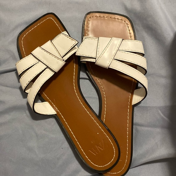 Women Flats - Picture 1 of 3